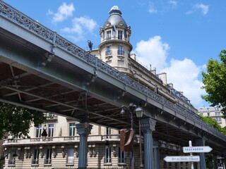 Fototapeta na wymiar The Bir Hakeim bridge in Paris under repairs.