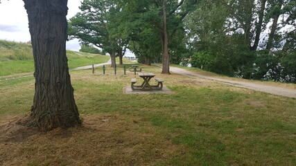 Lieu pour se restaurer, manger au bord de Loire, lieu de repos auprès des arbres.