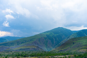 Naklejka premium Mountain trail along which cars move