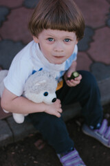 Naklejka premium little boy playing with toy