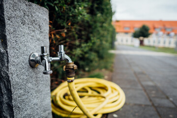 Wasseranschluss mit Schlauch zur Bewässerung