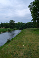 Fototapeta na wymiar Fluss im grünen 