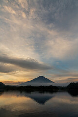 梅雨の晴れ間 精進湖から夜明けの富士山