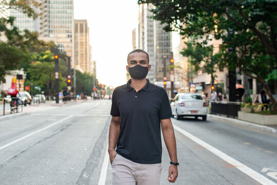 homem jovem com máscara de proteção contra corona vírus na rua