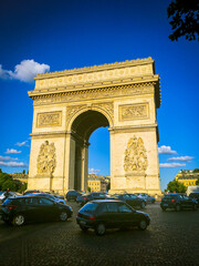 Fototapeta na wymiar Arc de Triomphe on a sunny day with some traffic below.