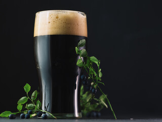 Craft dark beer stout with blueberries - obrazy, fototapety, plakaty