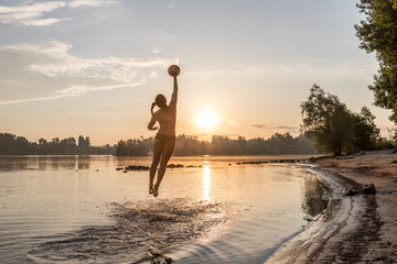 Volleyballerin im Sonnenaufgang