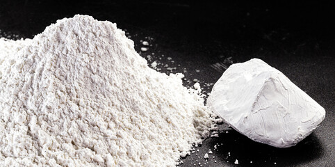 Kaolin or kaolin is an ore composed of hydrated aluminum silicates, such as kaolinite and haloisite. Extracted in the United States, Brazil, Ukraine and India - obrazy, fototapety, plakaty