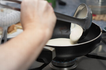 mujer haciendo tortitas una sarten