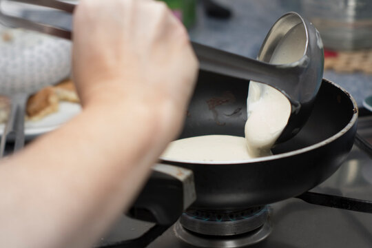 mujer haciendo tortitas una sarten