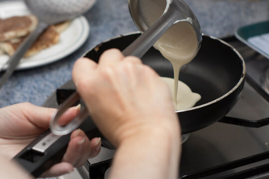 Mujer Haciendo Tortitas Una Sarten