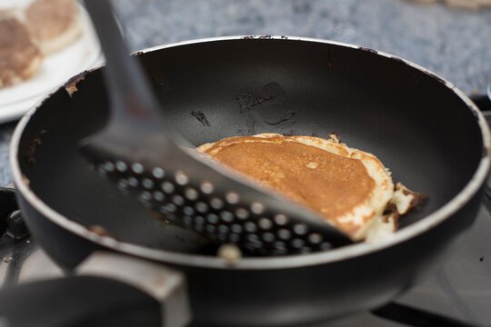 Mujer Haciendo Tortitas Una Sarten