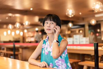 woman talk on cellphone at a coffee shop
