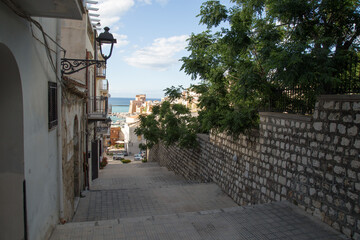 la lunga scala conduce al porto turistico di Castellammare del Golfo, sullo sfondo è visibile il Castello.