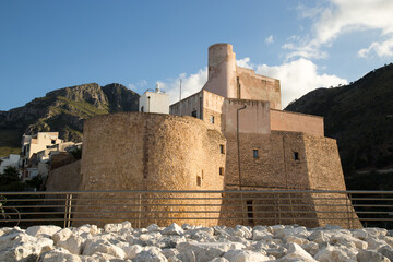 Castellammare del Golfo, provincia di Trapani. L'antico castello che si affaccia sulla marina