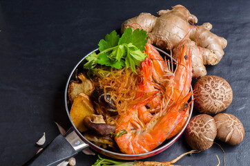 Casseroled Shrimp with vermicelli,Casseroled shrimps with glass noodles,Baked shrimp vermicelli,shrimps potted with vermicelli 