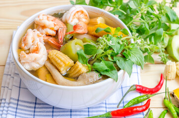  Thai Spicy Mixed Vegetable Soup with Prawns (Kang Liang Goong Sod )