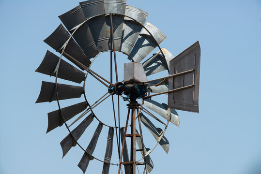 Éolienne De Pompage Images – Parcourir 40 le catalogue de photos, vecteurs  et vidéos | Adobe Stock