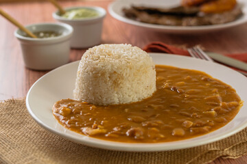 Close Up Arroz con menestra y carne asada en guayaquil