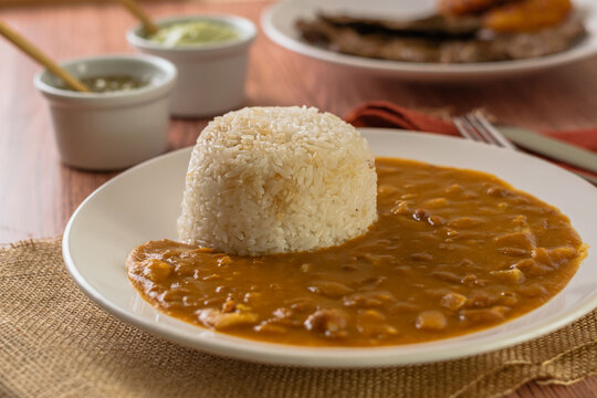 Close Up Arroz con menestra y carne asada en guayaquil