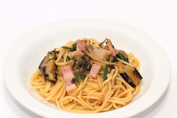 舞茸とナスとホウレン草とベーコンの和風パスタ