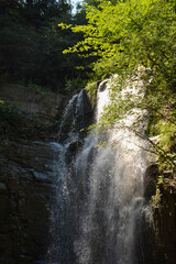Obraz premium La cascata, canyon leghvtakhevi, tbilisi
