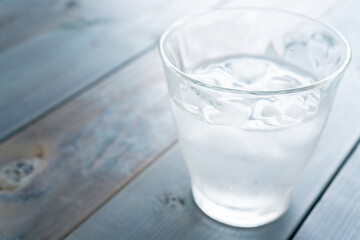 冷たいお水　グラスのお水