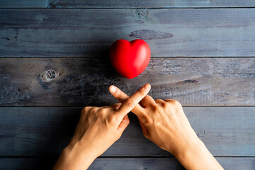 ハートマークと指でバツ　バッテン