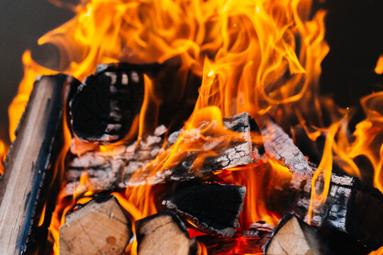 burning firewood in a barbecue or barbecue.