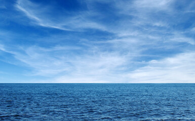 Obraz premium Blue sea with waves and sky