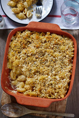 Baked macaroni and cheese with breadcrumbs