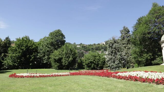 PARCO CON AIUOLE DI FIORI E GAZEBO A COMO IN ITALIA, PARK WITH FLOWER BEDS AND GAZEBO IN COMO IN ITALY