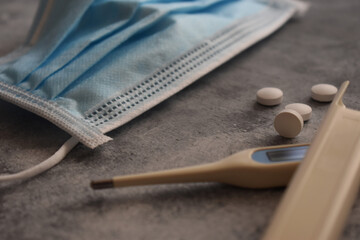 Mascarilla sanitaria, termómetro, pastillas para la salud