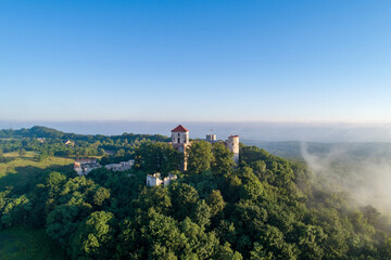 Obraz premium Ruins of medieval Tenczyn castle in Rudno near Krakow in Poland. Aerial view in sunrise light in summer