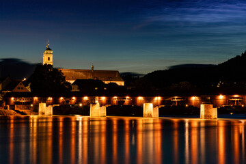 Obraz premium view of the St. Fridolin cathedral and Rhine bridge in Bad Saeckingen at night