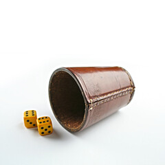 Alter Würfelbecher aus Leder mit 6er Pasch, freistehend auf Weiß