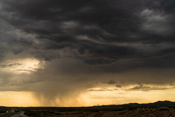 Obraz premium A rain curtain during sunset