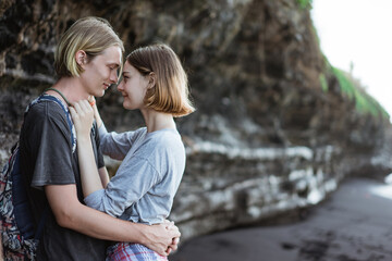 Fototapeta premium Young couple enjoy a trip together on the beach in the bright sunny day