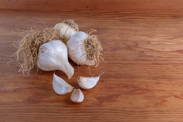 Rustic garlic bulbs on cutting board - 362971220