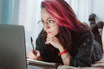 Trabajo en casa haciendo vídeo llamada en casa