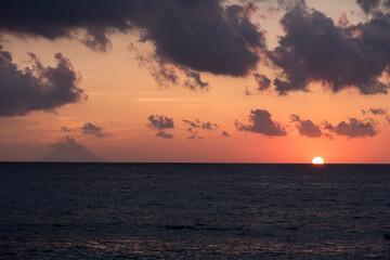 Fototapeta na wymiar stimmungsvoller Sonnenuntergang am Meer
