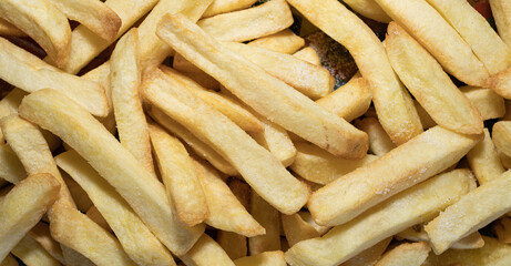 Batatas fritas feitas em casa com sal