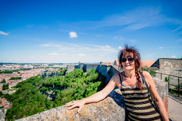 Femme sur les remparts de la Citadelle de Besançon