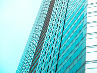 Lage hoekmening van modern gebouw tegen hemel
