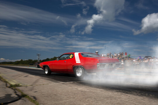 1972 year Plymouth Road Runner 440 Six Pack burn out at the dragrace