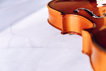 Obraz premium Arches. Parts of violin. shapes of the side first on white marble background. Selective focus.