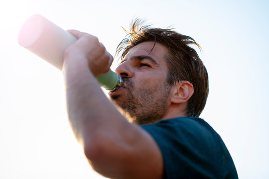 Hombre bebiendo de botella. Hidrataci&oacute;n. 
