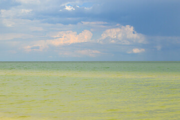 Obraz premium Clouds in the sky over the sea