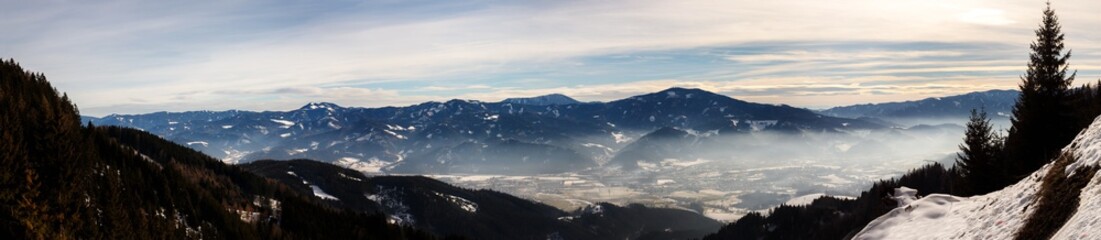 Obraz na płótnie Canvas clear blue panorama in the austrian alps with clouds and fog on a cold winter day