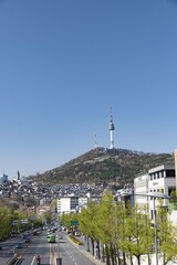 Obraz premium SEOUL, KOREA, SOUTH - Jul 28, 2018: Busy street in Seoul. South Korea with a radio tower visible on the hills in the background